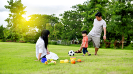 2. Đá bóng ngoài trời