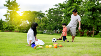 2. Đá bóng ngoài trời